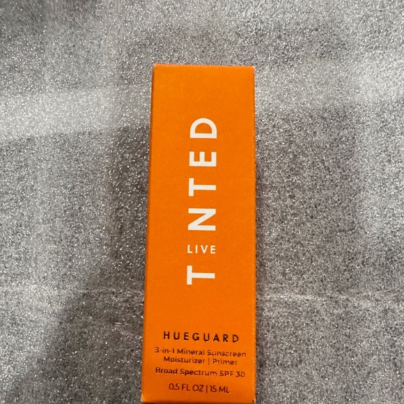 Live tinted huegard 3 in 1 sunscreen,moisturizer,primer spf30, mini size - Picture 1 of 8